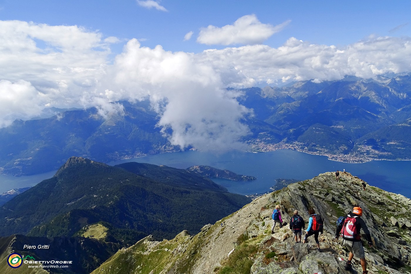 73 Con panoramica vista su lago e i suoi monti.JPG -                                